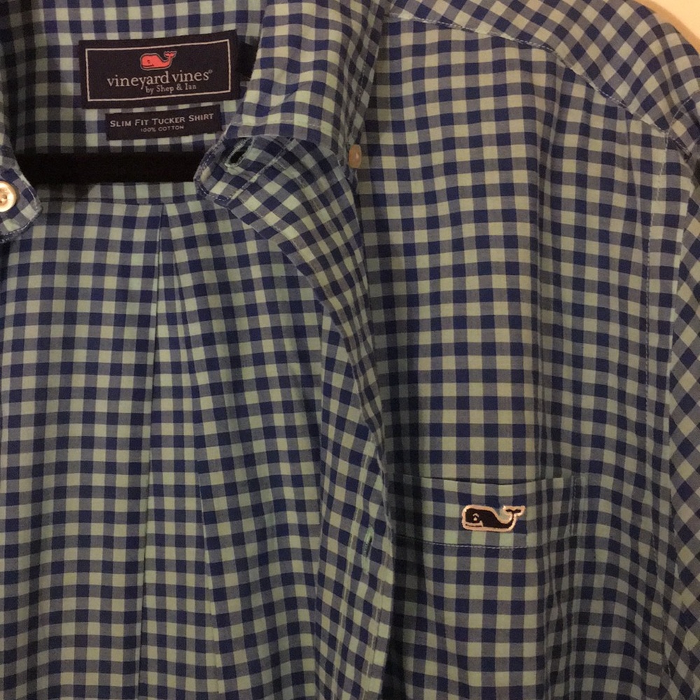 Men’s L Vineyard Vines Whale button down shirt EUC